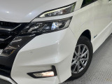 【LEDヘッドライト】悪天候や夜間走行時も良好な視界を確保し安心して運転できる高輝度LEDヘッドライトを装備!点灯速度が早く、消費電力も抑えられています。
