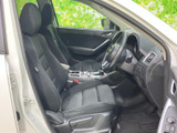 前席は視界が広く、運転席と助手席それぞれにゆったり座れる配置です。シートや足元も落ち着いた雰囲気にまとまり、乗り降りの際も室内の使いやすさを感じられます。
