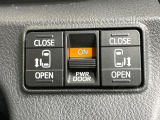 【両側パワースライドドア】スマートキーや運転席のスイッチで後席両側スライドドアの開閉が可能♪電動だから力を入れてドアを開ける必要が無く、小さなお子様でも簡単に開け閉めでき快適です♪