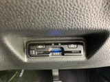 車内に備わる小型の機器は、ボタンや表示部を確認しながら扱える配置です。画面表示などの状態を見て操作しやすく、装備の使い方を確認したいときにも手元で確認しやすい位置にあります。