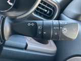 レバーには各種表示がまとまり、操作内容を目で確認しやすい設計です。運転席から手の届く位置にあり、必要な機能を把握しやすく、日々の運転を支えます。