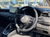運転席まわりはメーターや画面が視線の先にまとまり、前方を確認しながら情報を把握しやすい配置です。シートや足元もすっきりと整い、毎日の運転に使いやすい空間です。