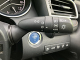 レバーには各種表示が記され、必要な機能を目で確かめやすい設計です。運転席から手を伸ばしやすい位置にあり、周辺スイッチとの配置も把握しやすく、日常の操作に便利です。