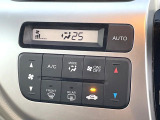 【オートエアコン】一度お好みの温度に設定すれば、車内の温度を検知し風量や温度を自動で調整。暑い&hellip;寒い&hellip;と何度もスイッチ操作をする必要はありません。快適な車内空間には必須の機能ですね♪