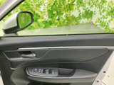 運転席ドアには窓の開閉スイッチやミラー調整部がまとまり、手元で操作しやすい配置です。各スイッチの位置を確認しやすく、乗車後の窓やミラーの調整を日常的に行う際にも便利です。