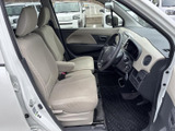 明るい色合いのシートと落ち着いた色調のドア内張りで、穏やかな車内空間に。運転席と助手席にはアームレストも備わり、前席でゆったり過ごせる配置です。