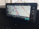 地図を大きく表示できる画面で、目的地や周辺の道路を確認しやすいナビゲーションです。音声や電話などのメニューにもアクセスでき、道案内と日常の車内操作をまとめて行える便利な装備です。