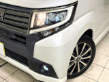 【LEDヘッドライト】悪天候や夜間走行時も良好な視界を確保し安心して運転できる高輝度LEDヘッドライトを装備!点灯速度が早く、消費電力も抑えられています。