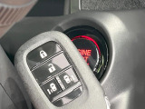 【キーレス】少し離れた場所からでもボタン一つでドアの開錠・施錠ができるのでとっても便利!ドアの鍵穴周りに傷をつけることもありません♪