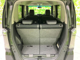 荷室側からは、後席の背もたれや荷室床面の構成を確認できます。左右に分かれたシート配置で、荷物の形や量に合わせた積み方を考えやすい実用的な空間です。