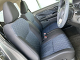 落ち着いた色合いのシートと柄入りの表皮が、運転席まわりに親しみやすい雰囲気を演出します。前席からの視界も広く、毎日の移動を過ごしやすく感じられる空間です。