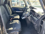 運転席まわりは前方の視界が広く、メーターや各操作部も手元にまとまっています。座面と背もたれは落ち着いた色合いで、乗り込む方を穏やかに迎える空間です。