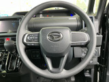 ステアリングの左右にスイッチが配置され、運転姿勢を保ったまま手元から各種操作を行いやすい構成です。メーターや周辺装備と合わせて視認しやすく、日常の運転をサポートします。