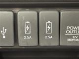 【充電用USBジャック】ついつい出先でスマホを使いすぎちゃった、そんなご経験はありませんか?ケーブルさえ持っていれば、車内でしっかり充電できちゃいますよ!
