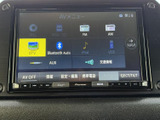 画面からラジオやディスク、Bluetooth、USBなど複数の音源を選べます。使いたいメディアを項目から確認しやすく、普段の通勤から休日のお出かけまで、車内での時間を便利に彩ります。