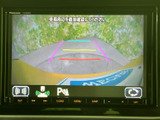 後方の映像に加えて進路の目安となるガイド線が表示され、駐車時の周囲確認をサポートします。画面上の案内も見ながら、車両後方の状況を確かめたい場面で活用できます。