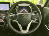 握りやすい形状のステアリングに各種スイッチを配置し、運転姿勢のまま手元で操作しやすい構成です。メーターやナビ画面も見渡しやすく、運転席まわりの情報確認を助けます。
