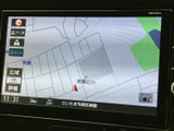 地図上に周辺の道路や現在地が表示され、広域・詳細の切り替えも画面から選択できます。地名や時刻も確認しやすく、目的地までの経路を検討する際や、見慣れない場所へ向かう際の道案内に役立ちます。