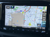 周辺の道路や施設が地図上に表示され、現在地を確認しながら目的地までのルートを設定できます。画面上に時刻や縮尺も表示され、日常のお出かけで便利に活用いただけます。