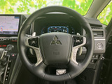 ステアリングには複数のスイッチがまとまり、運転姿勢を大きく変えずに各種操作を行いやすい構成です。メーターやナビ画面も視界に収まり、運転中に情報を確認しやすい配置です。
