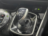 【シフトレバー】近年のハイブリッド車特有のスマートなシフトレバー。身近に触れるポイントですが、先進的で近未来のような印象を受けますね。