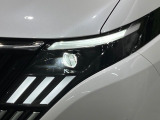 【LEDヘッドライト】悪天候や夜間走行時も良好な視界を確保し安心して運転できる高輝度LEDヘッドライトを装備!点灯速度が早く、消費電力も抑えられています。