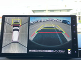 後方の映像と車両周囲の表示を確認でき、駐車時の安全確認をサポートします。画面上のガイドも目安にしながら、後ろの状況を確かめて駐車操作を進められます。