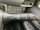 レバーには操作内容を示す表示が配置され、運転席から機能を確認しやすい設計です。手元にまとまったスイッチ類により、周囲の状況を見ながら操作する際にも役立ちます。