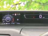 速度やエンジン回転数、シフト位置などを運転席前方の表示で確認できます。必要な情報がまとまっており、走行中も視線移動を抑えて状況を把握しやすい配置です。