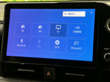 ラジオやBluetooth、USB、DVDなど複数の音源が選べる画面です。聴きたいメディアに合わせて切り替えられるため、毎日の移動時間をお好みの音楽とともに過ごせます。