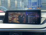 停車中に映像やテレビを視聴でき、待ち時間も車内で過ごしやすくなります。放送局一覧からチャンネルを確認しやすく、画面表示も見やすい装備です。お出かけ先での休憩時など、停車中の時間を有効に活用できます。