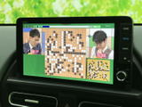 テレビ番組を画面で視聴でき、停車中の待ち時間を過ごす際にも便利です。画面には番組映像が表示されており、車内でのひとときを楽しむための装備として活用できます。