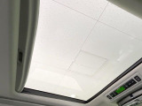 【サンルーフ】開放感たっぷりの希少装備、サンルーフが装着されています!車内に明かりを取り入れたり景色を楽しむ以外にも、車内の空気も簡単に換気できて快適です!