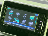ラジオや音楽、テレビなどのメニューが並び、使いたい項目を画面から選べる構成です。音源の選択肢がひと目で分かり、日々の移動に合わせて活用できます。