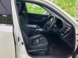 運転席まわりは視界が広く、前方や周囲を確認しやすいレイアウトです。シートは身体を支える形状で、黒を基調とした室内も落ち着きがあり、清潔感のある印象です。