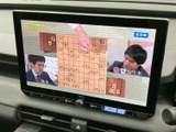 大きく見やすい画面でテレビ番組を楽しめます。停車中の休憩時間に映像を視聴でき、待ち時間も有意義に過ごせる装備です。視聴は停車中にご利用ください。