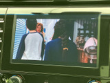映像を大きく表示できるモニターを備えています。停車中に映像を楽しみたい場面にも活用でき、画面表示が見やすく、車内で過ごす時間の楽しみを広げてくれる装備です。