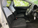 前席は視界が広く、運転席から周囲を確認しやすいレイアウトです。シートは模様入りで落ち着いた印象。乗り降りしやすく、日常使いにも便利です。