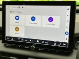 大きなタッチ画面に各種メニューが並び、アイコン表示で目的の項目を探しやすい設計です。お知らせや設定、活用ガイドなどを画面上で確認でき、日々の操作にも取り入れやすい装備です。
