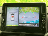 車両周囲を上から見た映像と後方の映像を並べて確認でき、周辺の安全確認をサポートします。ガイド表示も備わり、駐車時の目安として活用いただけます。