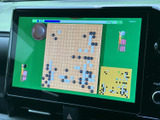 テレビ番組を画面に表示でき、停車中の待ち時間にも映像を楽しめます。画面上で番組を確認できるため、車内で過ごす時間を有効に活用したい方にうれしい装備です。視聴は停車時にご利用ください。