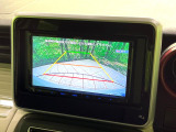 【バックカメラ】駐車時に後方がリアルタイム映像で確認できます。大型商業施設や立体駐車場での駐車時や、夜間のバック時に大活躍!運転スキルに関わらず、今や必須となった装備のひとつです!