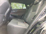 後席から前方まで視線が通り、車内全体に開放感があります。座面はゆったりとした形状で、落ち着いた色合いの内装とともに、同乗者もくつろぎやすい空間です。