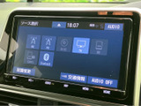 ラジオやディスク、Bluetoothなど、音源を画面から選べる仕様です。交通情報の項目もあり、普段の移動中に使いたい機能へアクセスしやすく、目的に合わせて切り替えられる便利な装備です。