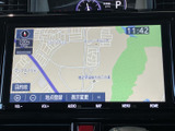 道路や周辺施設を地図上で確認でき、目的地までのルートを把握する際に便利です。縮尺変更や目的地設定などの項目も画面上にまとまり、必要な情報を見つけやすい構成です。