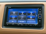 DVD/CDやFM・AM、テレビ、iPodなど、選べる音源が画面に表示されています。利用したい項目を見つけやすく、日々の移動時間に好みの音楽や番組を選ぶ際に便利です。