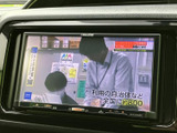停車時には画面でテレビ映像を視聴でき、休憩中などの時間を過ごす際にも活用できます。映像と字幕が見やすく表示され、目的に応じて画面を楽しめる装備です。