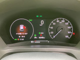 速度や燃料残量、シフト位置などの情報が見やすくまとめられ、運転中に必要な表示を確認しやすい配置です。ドアの開閉や各種インジケーターも表示され、車内状況を把握できます。