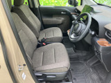 前席は視界が広く、運転席から周囲を見渡しやすいレイアウト。左右のシートは落ち着いた色合いで、足元もすっきりしており、毎日の乗り降りも快適に過ごせます。