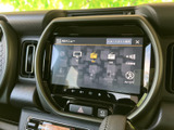 テレビやラジオ、スマートフォン連携などの項目が画面に並び、使いたい機能を選びやすい構成です。メニューを見ながら操作でき、日常の車内時間を便利に支えます。